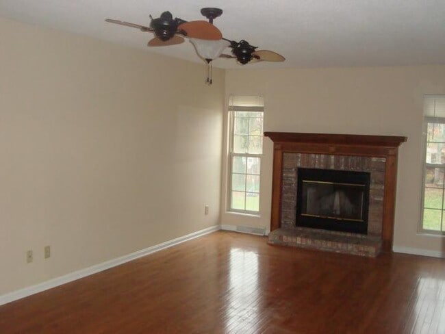 Building Photo - 404 Silk Oak Dr