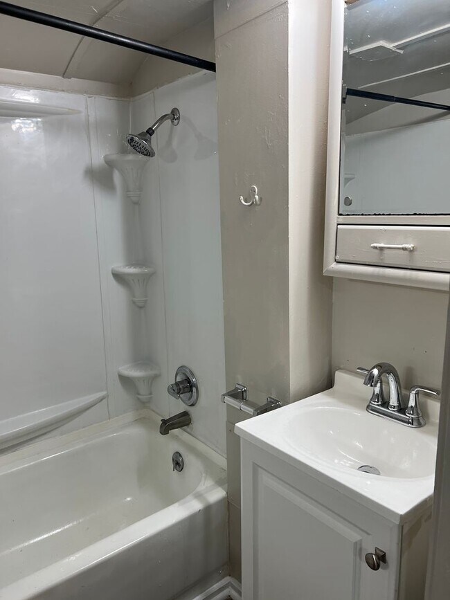 Building Photo - 1247 W Lee St