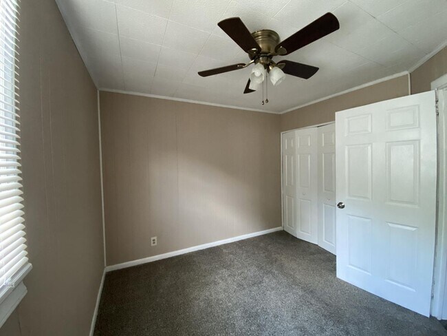 Building Photo - Cute two bedroom house in quiet neighborhood