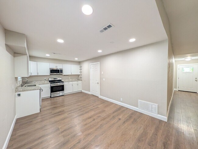 Building Photo - 3 Bedroom Beauty in Broken Arrow