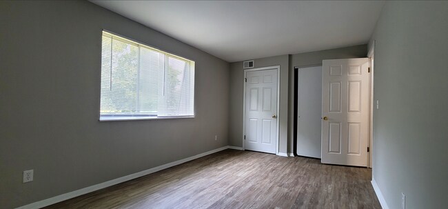 Building Photo - Spacious top floor  2 bedroom 1 bath Apart...