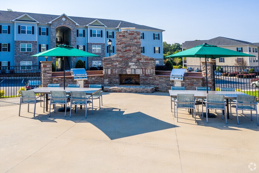 Pool Area - Commons at Fort Mill