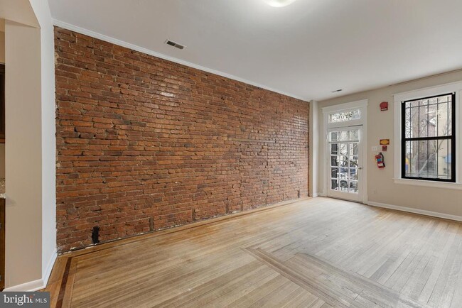 Building Photo - 2706 Ontario Rd NW