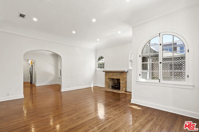 Building Photo - 448 Westmount Dr