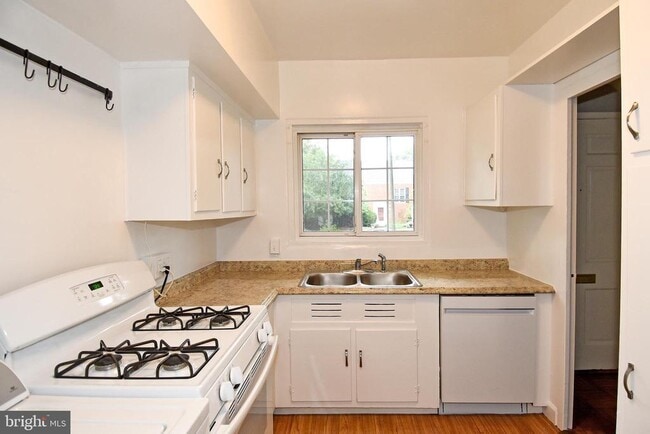 Building Photo - 3132 Martha Custis Dr