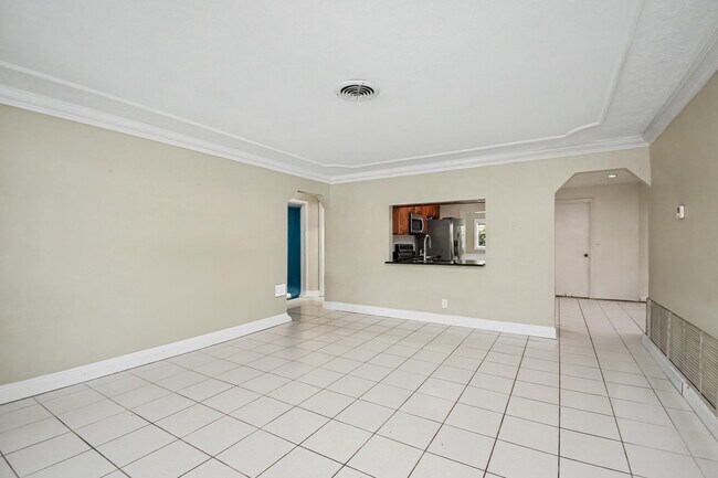 Building Photo - 71 18th Ave S