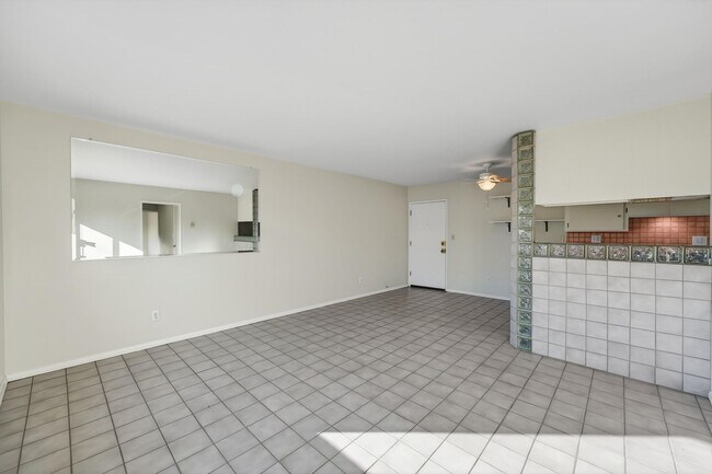 Building Photo - Gorgeous 2 Bedroom inside Gated Community! Close to Beach