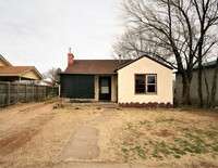 Building Photo - Spacious 2 Bed House! Large backyard!