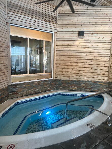 Building Photo - 523 Old Pond Ln