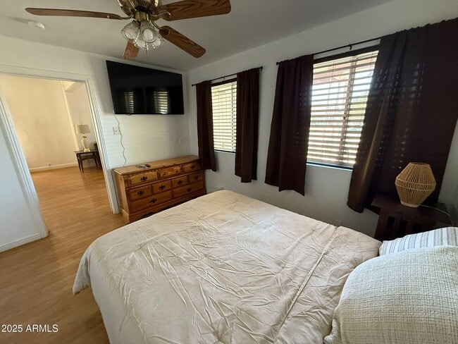 Building Photo - 851 E 9th St