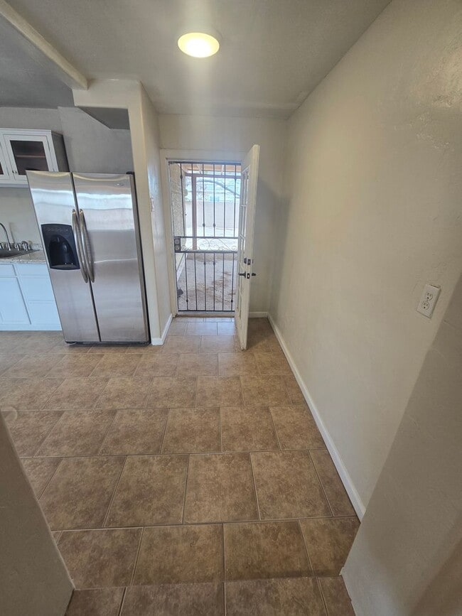Building Photo - Spacious 3bd/1ba in a HUGE GATED Property!