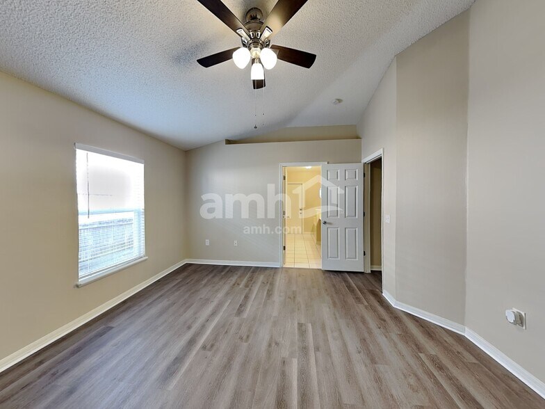 Building Photo - 16027 Dorchester Blvd