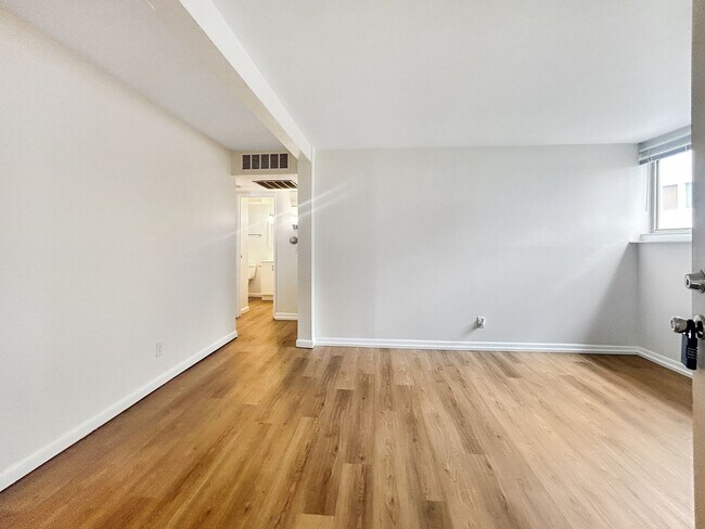Building Photo - $0 DEPOSIT OPTION!!! CHARMING GARDEN-LEVEL...