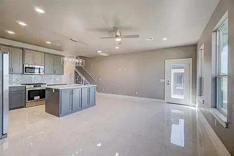 Building Photo - 620 Abadan Dr