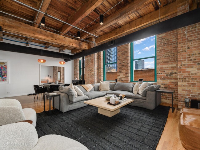 Building Photo - 312 N May St