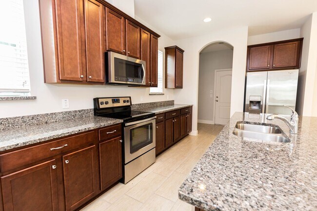 Building Photo - AVAILABLE ON 06/01 - 3 bedroom and 2.5 bat...