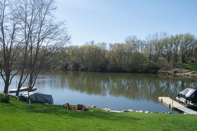 Building Photo - Luxury Lakeside Living – 3 Bed, 2.5 Bath Home with Stunning Views