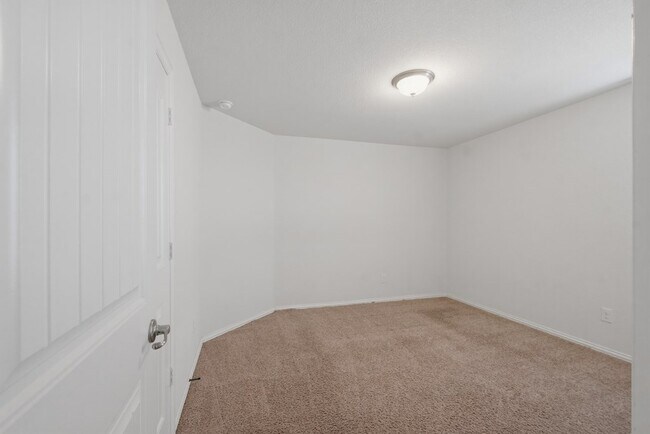 Building Photo - 6910 Kate Reed Dr