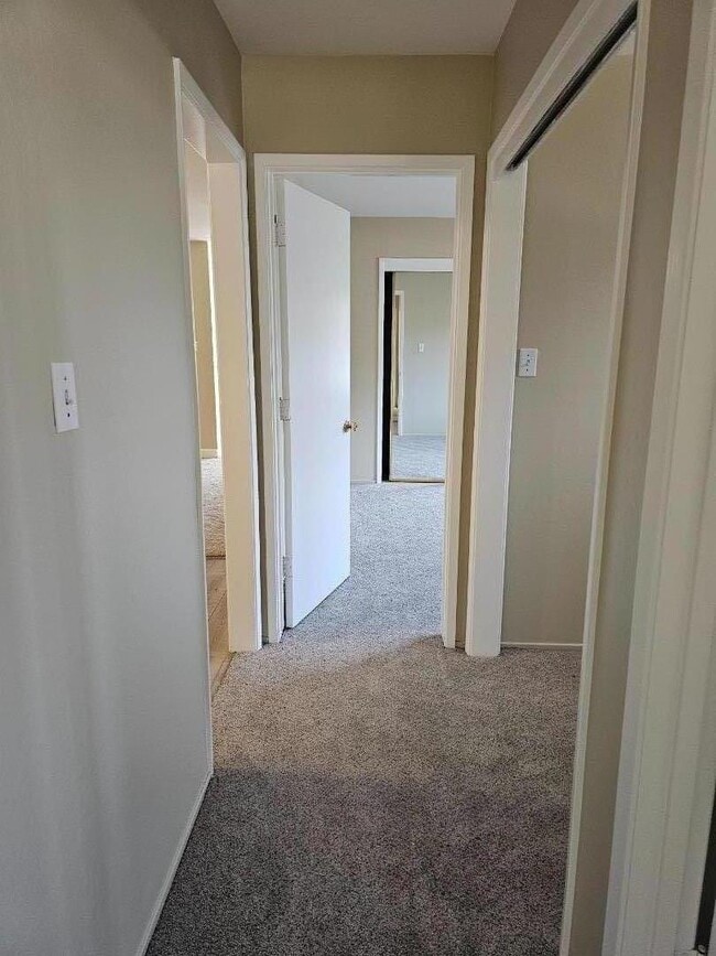 Building Photo - 160 Clarendon Rd