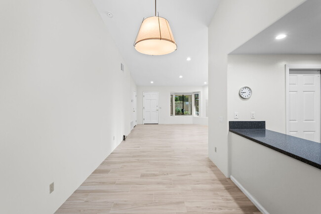 Dining area adjacent to kitchen - 53715 Avenida Rubio