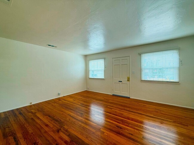 Building Photo - Classic Crown Point Beach Home – Charming Coastal Living Just Minutes from the Bay