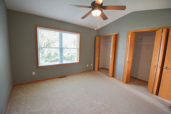 Building Photo - Cozy 2 Bed, 1.5 Bath Townhome in Stewartvi...