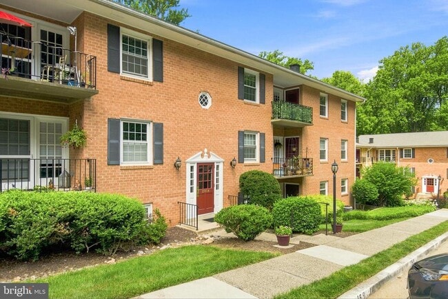 Building Photo - 3814 Lyndhurst Dr