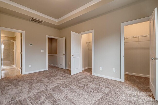 Building Photo - 2209 Silver Cres Dr