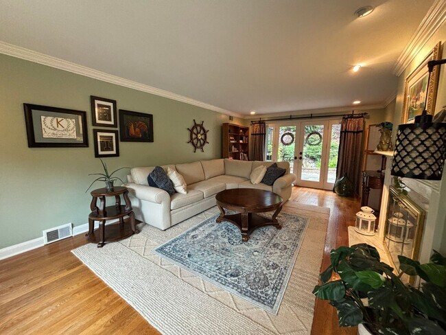Building Photo - Beautiful 4 Bedroom Home In Mt. Lebanon!