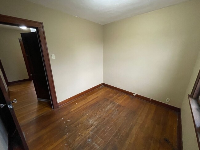 Building Photo - 3 Bedroom House for rent in Braddock!