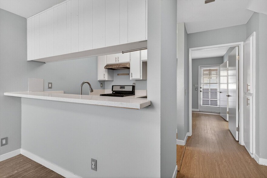 Building Photo - 533 E 11th St