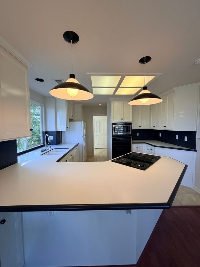 Building Photo - Beautiful Lakefront Home in the Vineyard! 55+ community