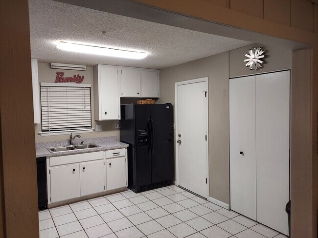Building Photo - 8826 Minnow Creek Dr