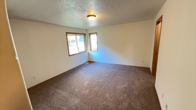 Building Photo - 50% OFF One Month's RENT! 3 Bedroom 2 Bath Renovated House with/ Fenced Backyard on Dead End Street