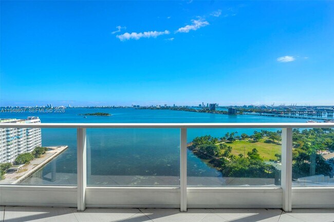 Building Photo - 2020 N Bayshore Dr