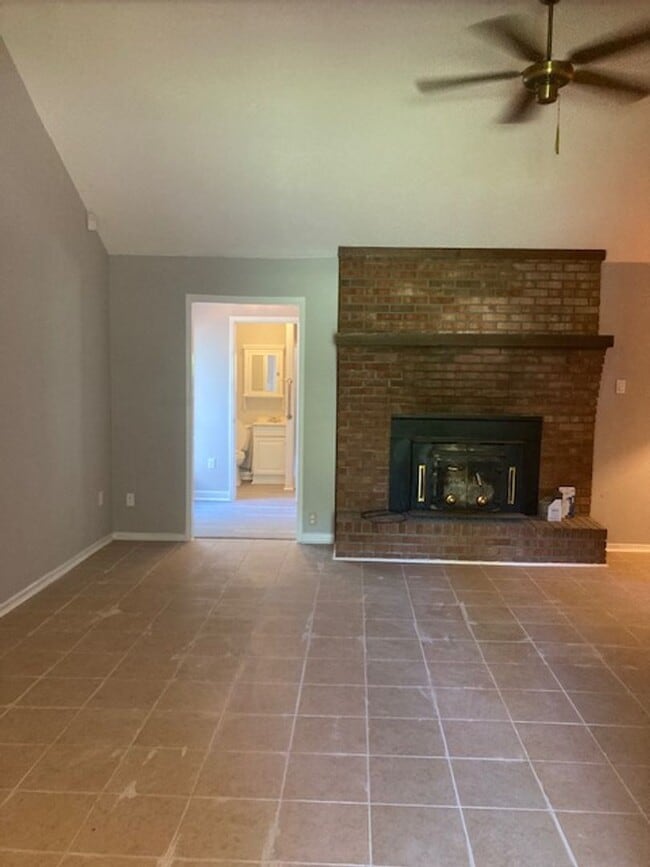Building Photo - Moss Point 3 Bedroom