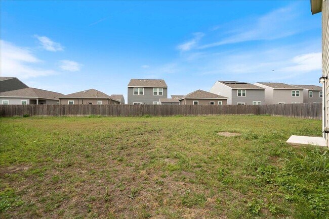 Building Photo - 516 Peony Ct