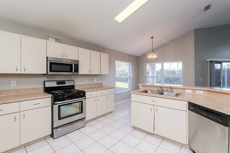 Building Photo - 1541 Scotch Pine Dr