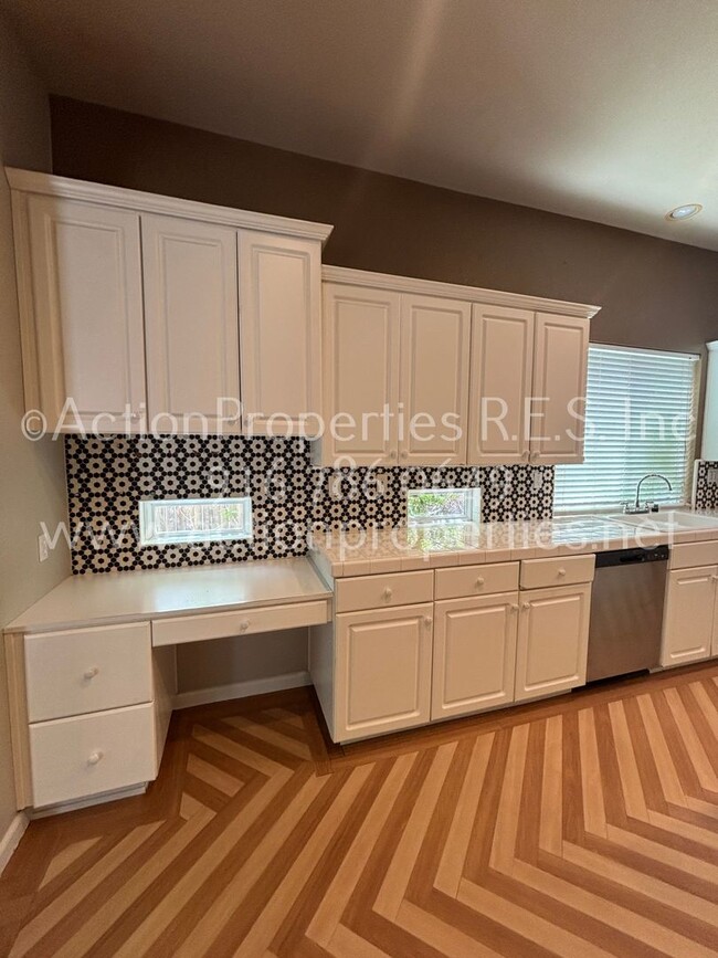 Building Photo - Single Story, Possible In-law or Great Hom...