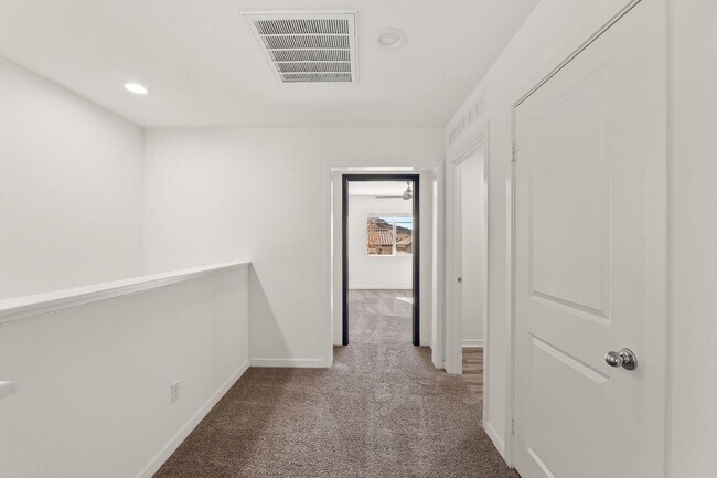 Building Photo - Beautiful Home in Hyde Park Community