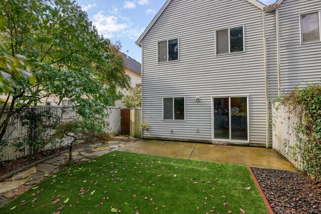 Building Photo - Fantastic Location - Beaverton 3 Bedroom, 2.5 Bath Townhome