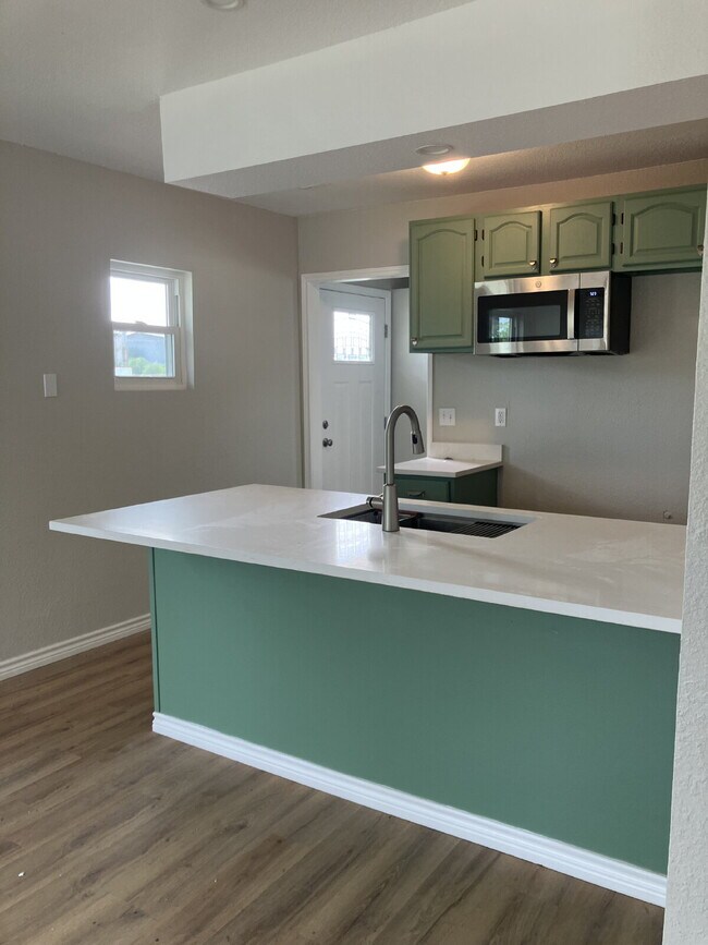 Building Photo - Fully Updated 2 Bedroom Home Near Randolph AFB