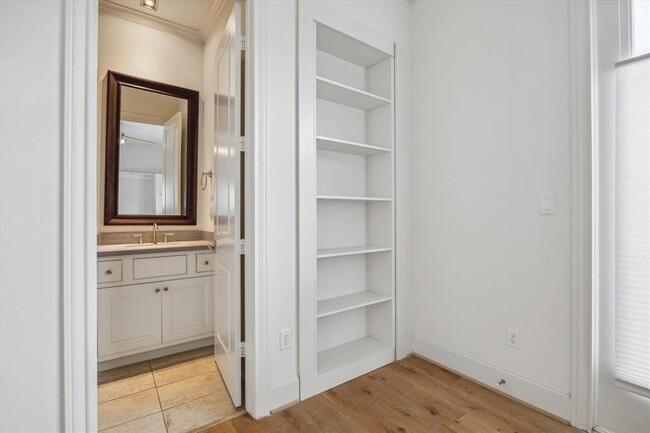 Building Photo - 1352 Kent Grv Pl