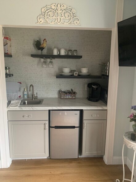 Building Photo - 1049 George St