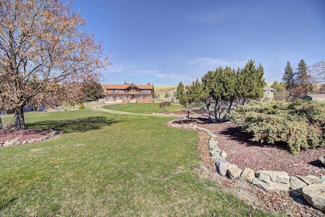 Building Photo - Log Home with close public lake access - A...