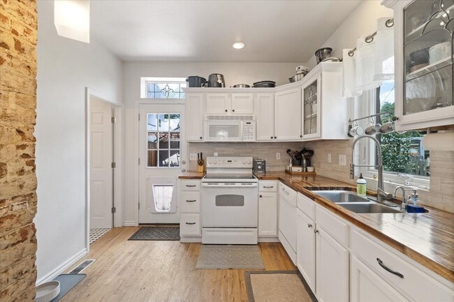 Building Photo - Awesome 3 bedroom, 2 bath home!