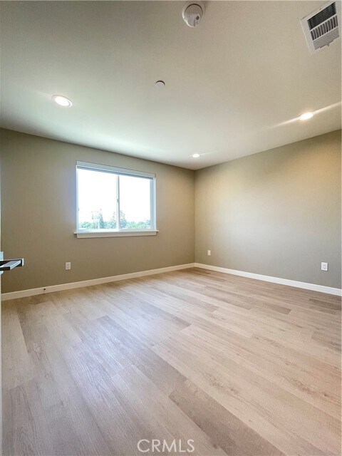 Building Photo - 4251 E Live Oak Ave