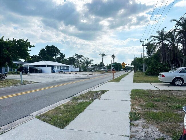 Building Photo - 2404 Florida Blvd