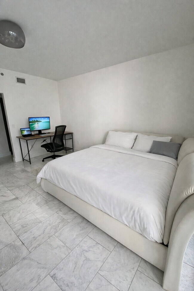 Building Photo - 1060 Brickell Ave