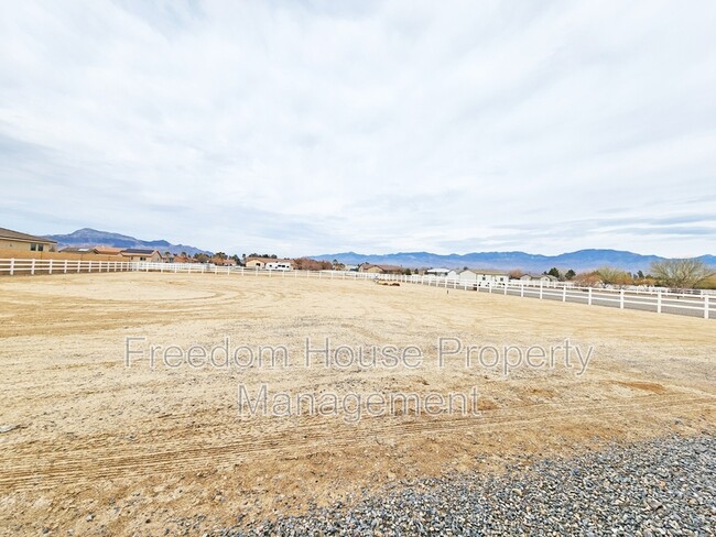 Building Photo - 1660 Chowchilla Cir